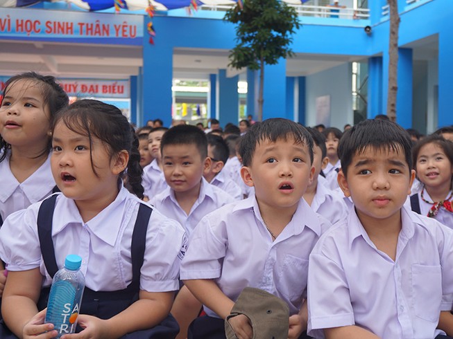 Quá tải, phụ huynh vất vả tìm chỗ học cho con