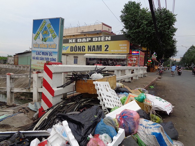Cầu ô nhiễm vì rác