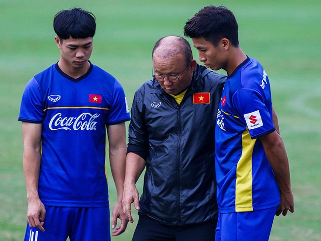 Dời AFF Cup 2020, thầy Park lợi bất cập hại