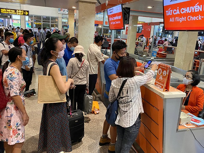 Hàng không tiếp tục lao đao vì dịch COVID-19