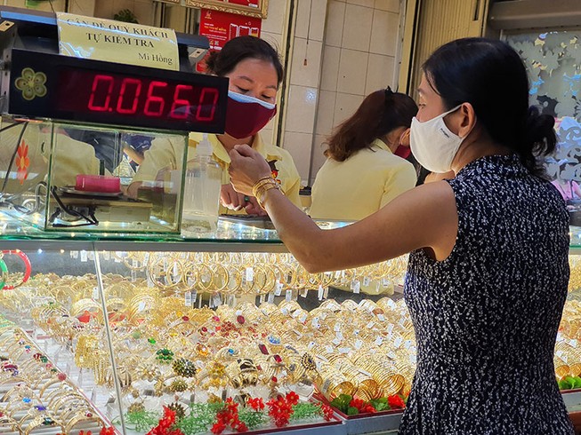 Giá vàng nổi sóng, lo ‘bọ vàng’ tái xuất trở lại