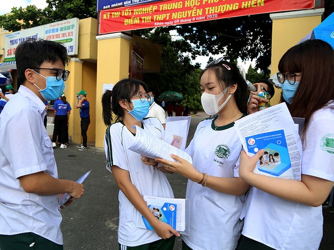 Chấm thi tốt nghiệp THPT: Điểm văn khá ổn