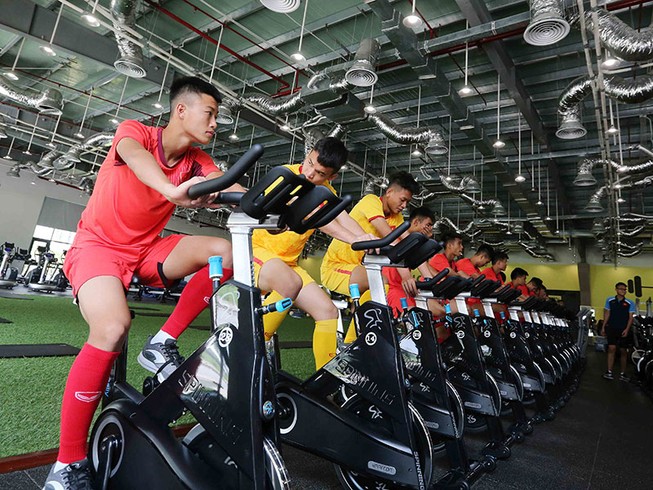 ‘Phù thủy trắng’ Troussier và ông Park nghĩ xa đến World Cup