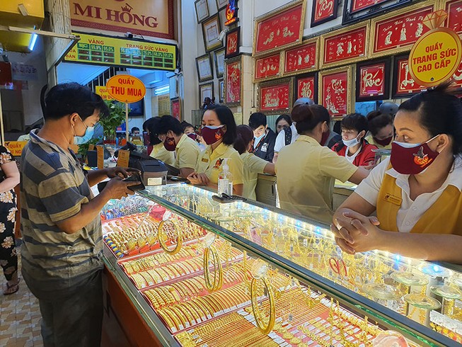 Giá vàng lại vọt lên 57 triệu đồng/lượng