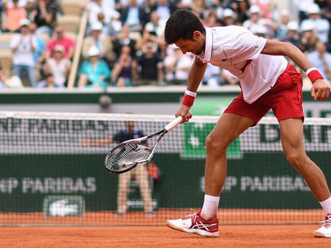 ‘Vua đất nện’ bị loại, Djokovic thừa nhận chưa hoàn hảo