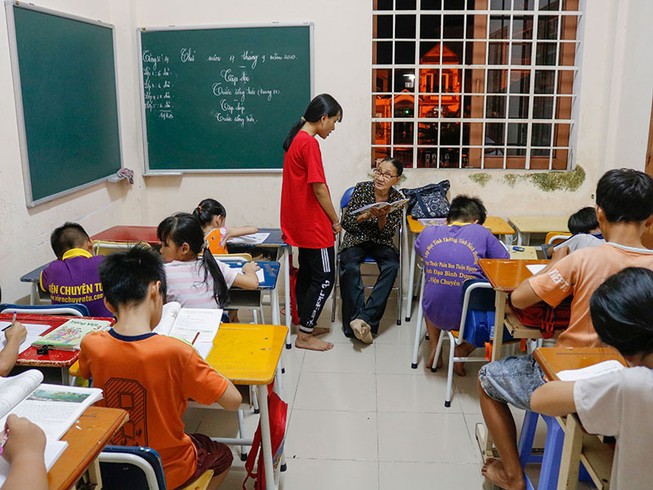 Cô Ba vé số và bục giảng về khuya