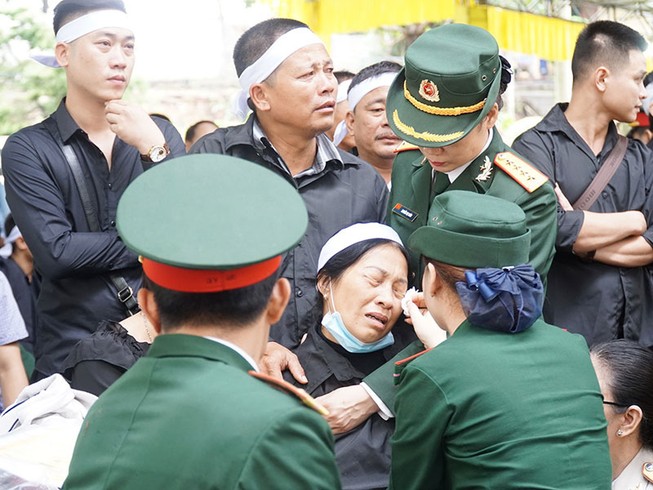 Tiễn các anh về với đất mẹ