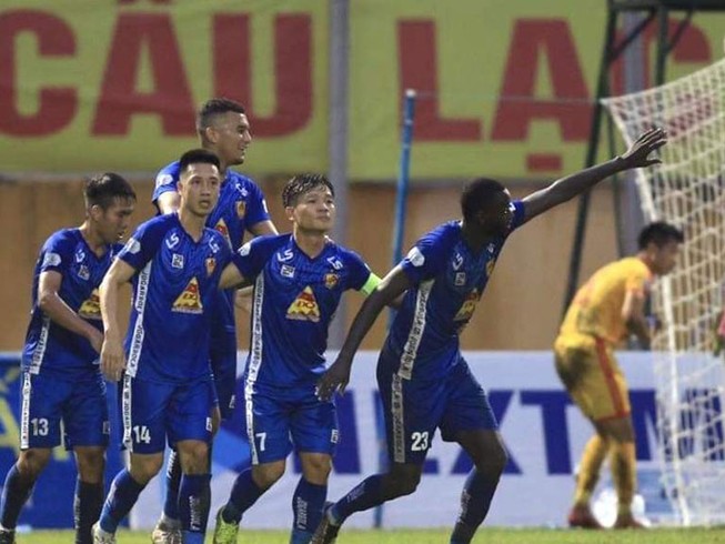 Đá thật, đá chơi ở thế cờ tàn V-League