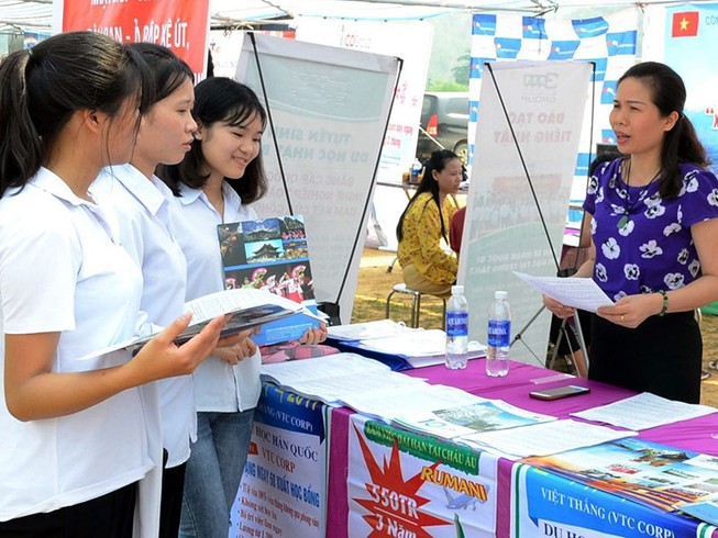 Xuất khẩu lao động: Lo quyền lợi cả khi đi và về