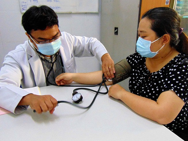 Tốt nghiệp bác sĩ nhiều năm nhưng vẫn hưởng lương y sĩ