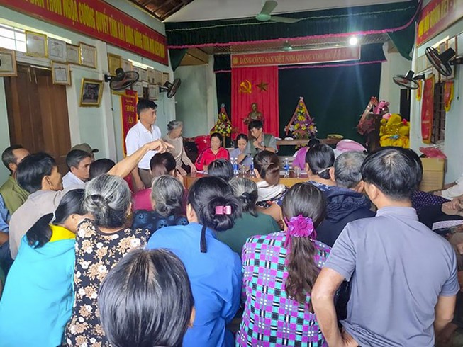 Dân được trả lại tiền ca sĩ Thủy Tiên hỗ trợ