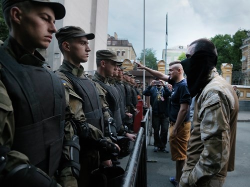 Nhóm cực hữu Ukraine nhân lệnh ‘bắn chết’ cảnh sát Kiev