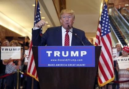Trump hứng 'búa rìu' vì khiêu khích Nga hack email bà Clinton