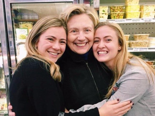 Sau thất bại, bà Clinton đón Lễ Tạ ơn như thế nào?