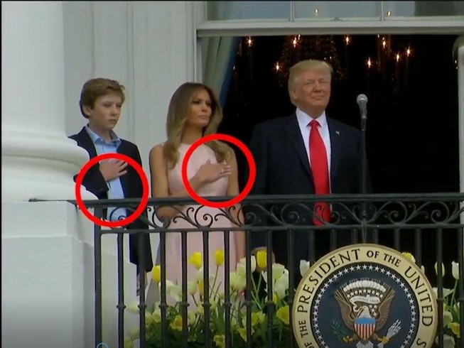 Ông Trump quên chào cờ hát quốc ca, bị vợ nhắc