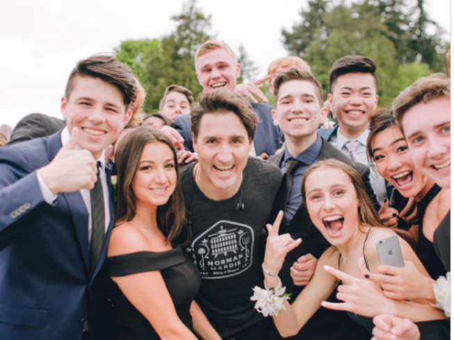 Thủ tướng Canada lại gây sốt vì ‘ké ảnh’ học sinh