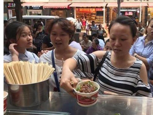 Hỏi cưới được vợ, đại gia TQ tặng đãi 5000 tô mì