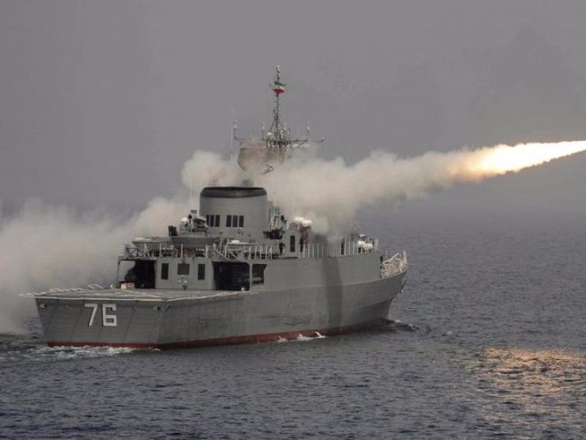 Tàu tên lửa Iran xua đuổi tàu chiến Mỹ tại vùng Vịnh