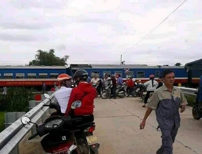 Tàu lửa va chạm với ô tô ở Quảng Ngãi