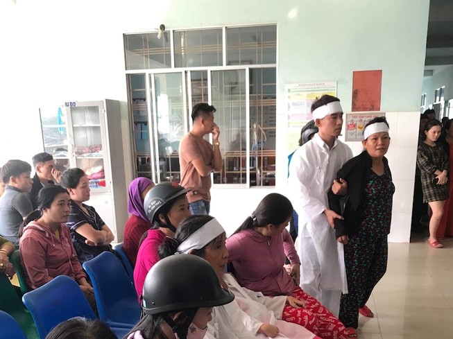 Người nhà mang đồ tang đến trung tâm y tế