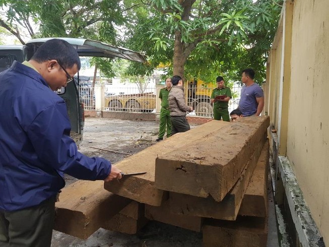 Tháo hết ghế trên xe khách để chở gỗ lậu