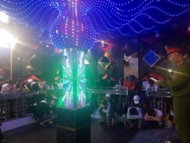 58 thanh niên phê ma túy trong quán karaoke