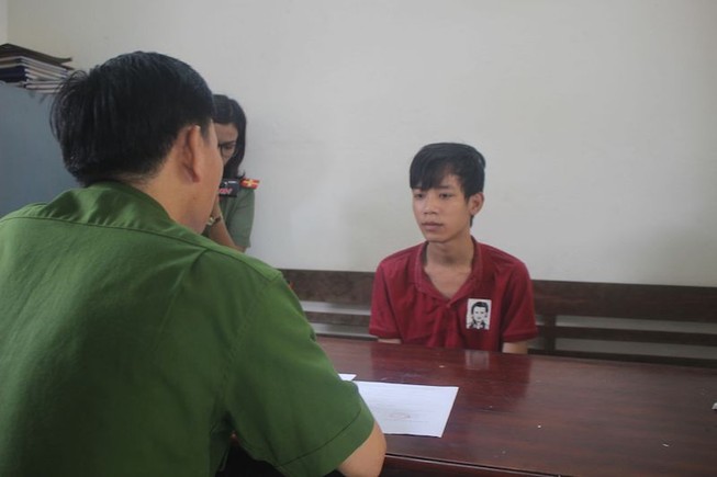 Ngồi ghế đá ven sông thì bị cướp dí dao lấy điện thoại