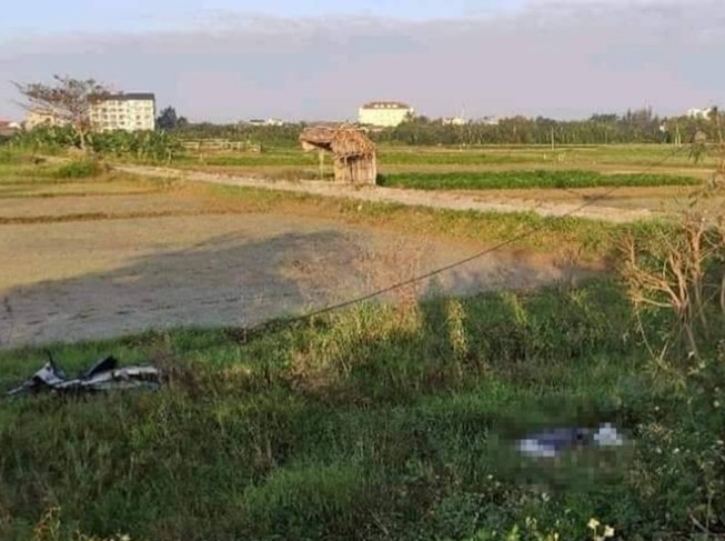 Thi thể nằm dưới ruộng cạnh xe máy