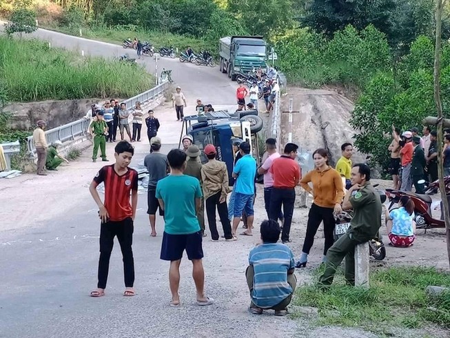 Xe tải mất thắng khi đổ dốc, 2 người tử vong