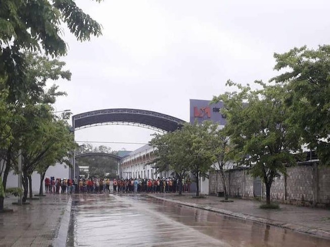Công nhân dừng việc vì có người đến từ TQ trong công ty