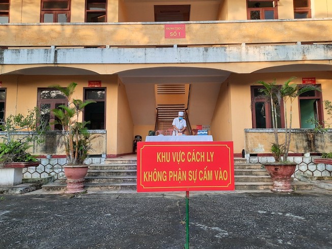 Nhân viên sân golf tiếp xúc 2 khách Anh âm tính COVID-19
