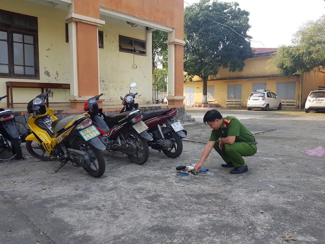 Đôi bạn rủ nhau trộm hàng loạt xe máy