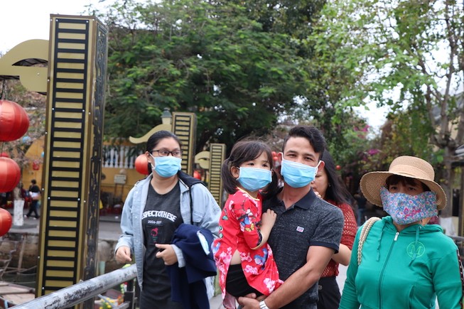 Du khách phải đeo khẩu trang khi vào Hội An