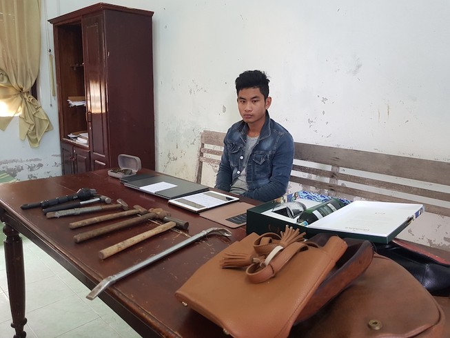 Nghi can đập nhiều kính ô tô để trộm bị bắt