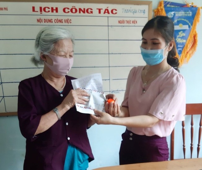 Cụ già ủng hộ 1 đôi bông tai và 3 triệu chống COVID-19