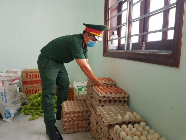 Dân Quảng Nam góp từng mớ rau, quả bí chống dịch COVID-19