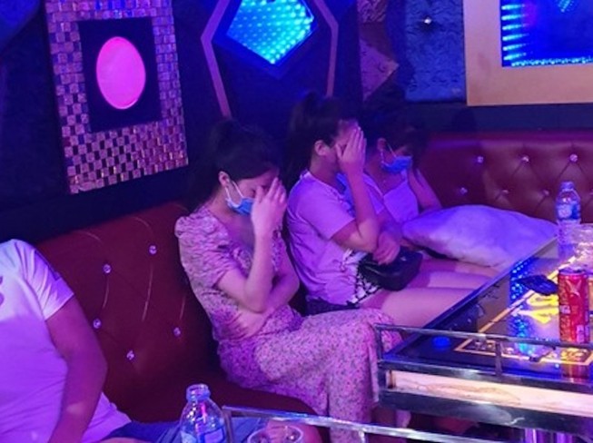 Quán karaoke có 11 nam nữ chơi ma túy trong dịch COVID-19