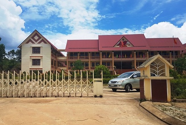 Con bí thư xã bất ngờ không bị tinh giản biên chế