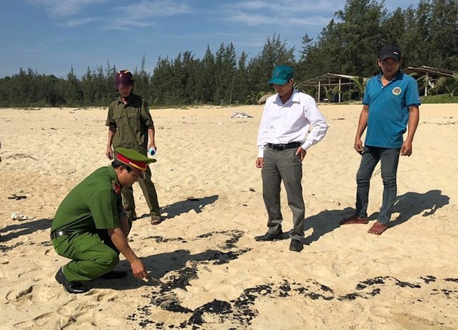 Chất màu đen trôi dạt vào bờ biển Quảng Ngãi
