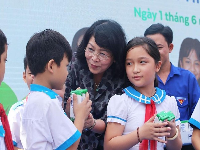 Phó Chủ tịch nước tặng quà cho thiếu nhi Quảng Nam