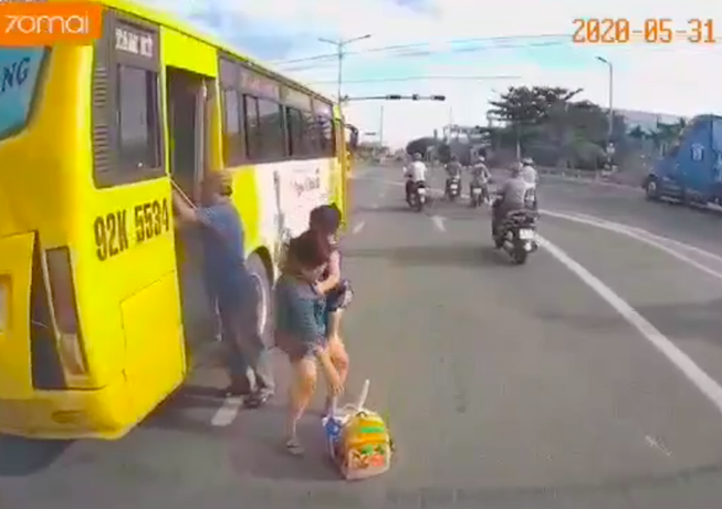 Lạnh gáy cảnh xe buýt trả khách ngay giữa đường