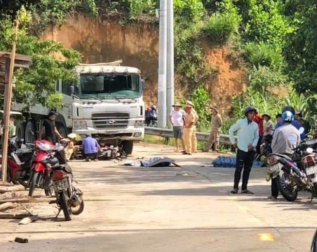 2 người đi xe máy tử vong sau khi va chạm xe tải
