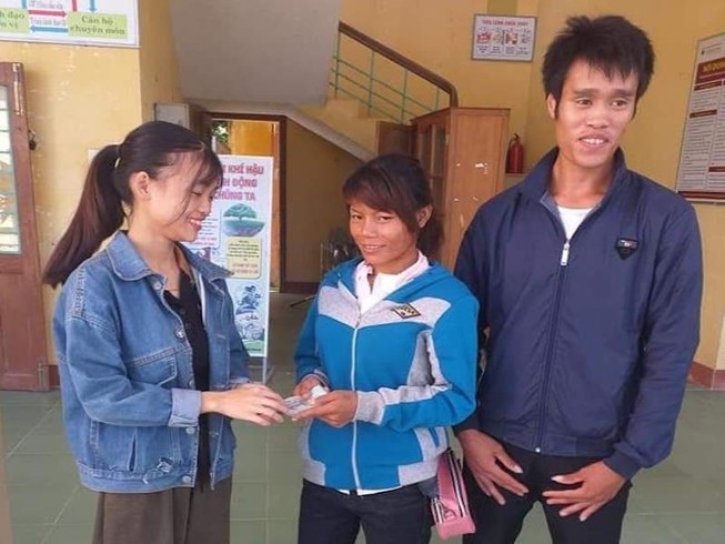 Vợ chồng nghèo may mắn nhận lại 22 triệu đồng đánh rơi