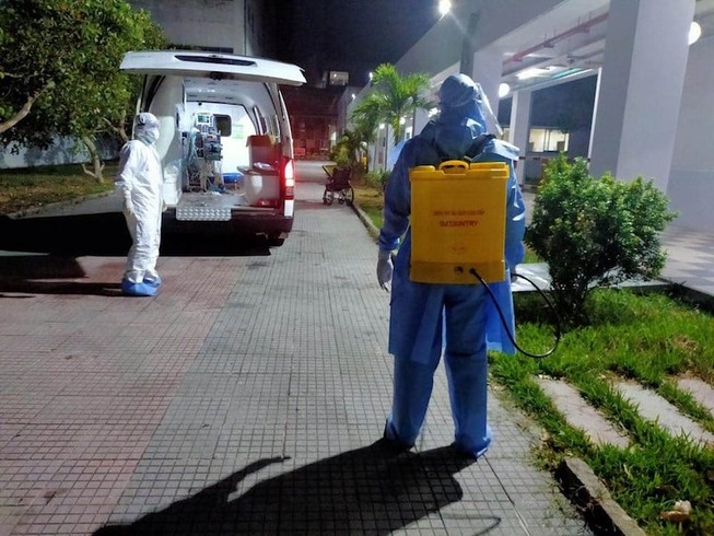 Ba BN nhiễm COVID-19 tại Quảng Nam đã được chuyển đến Bệnh viện Trung ương Huế. Ảnh: ND