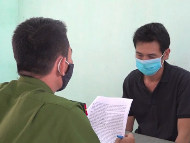 Bùi Minh Duẩn tại cơ quan công an. Ảnh: HV