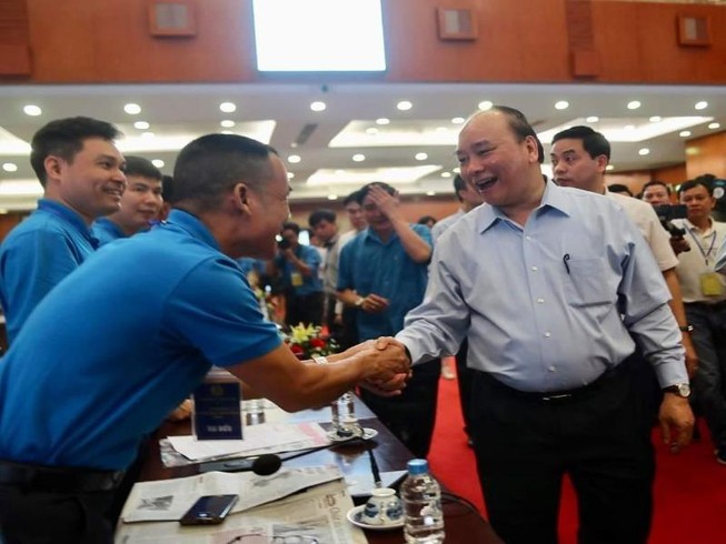 Thủ tướng Nguyễn Xuân Phúc gặp gỡ công nhân, lao động
