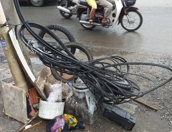 Bó dây cáp quang trên vỉa hè