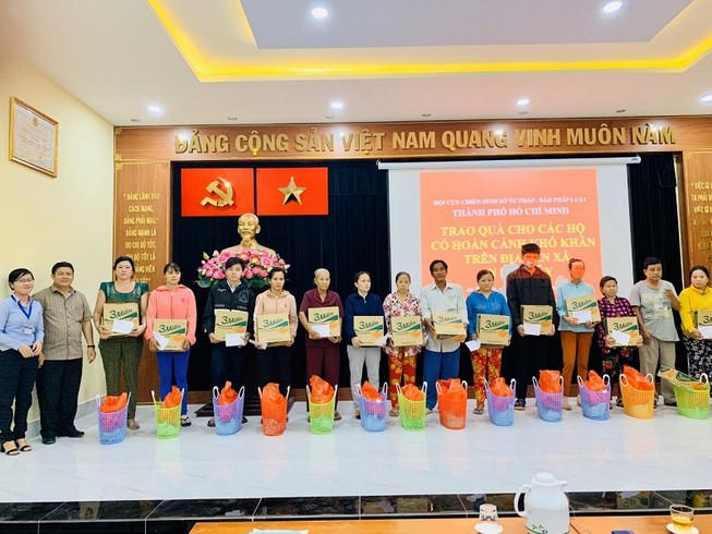 Báo Pháp Luật TP.HCM chung tay tặng quà tết cho người nghèo