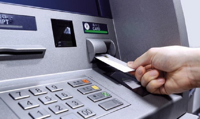 Để ATM hết tiền trong ngày tết, ngân hàng bị phạt ra sao?