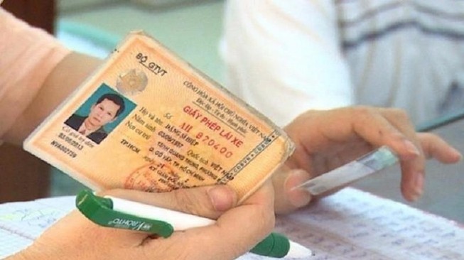 Đến 31-12, có bắt buộc đổi GPLX từ giấy bìa sang PET?